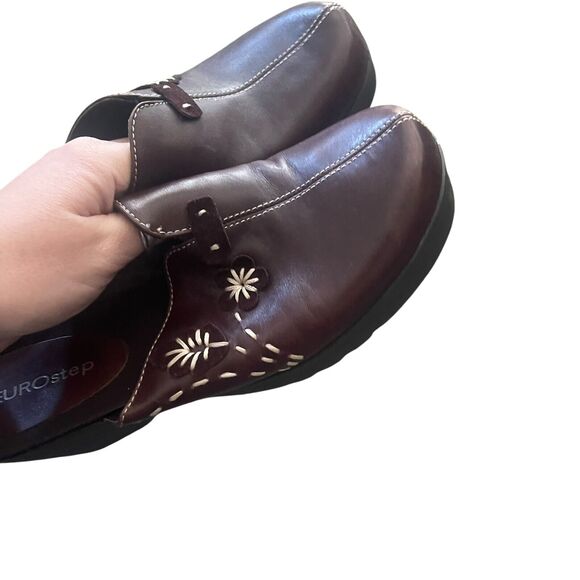 Eurostep Women's Size 7 M Brown Leather Floral Slip On Comfort Clogs - Picture 6 of 9